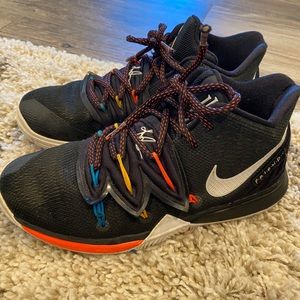 Nike Kyrie 5 “friends” EUC size 5.5 boys